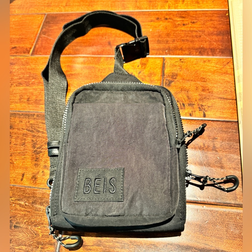 BRAND NEW BEIS TRAVEL SLING BLACK